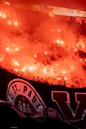 Hamburg, 3. Mai 2024 - Fußball, 2. Bundesliga 2023 24, Hamburger SV - FC St. Pauli: Fans des FC St. Pauli zünden Pyrotechnik DFL REGULATIONS PROHIBIT ANY USE OF PHOTOGRAPHS AS IMAGE SEQUENCES AND OR QUASI-VIDEO.