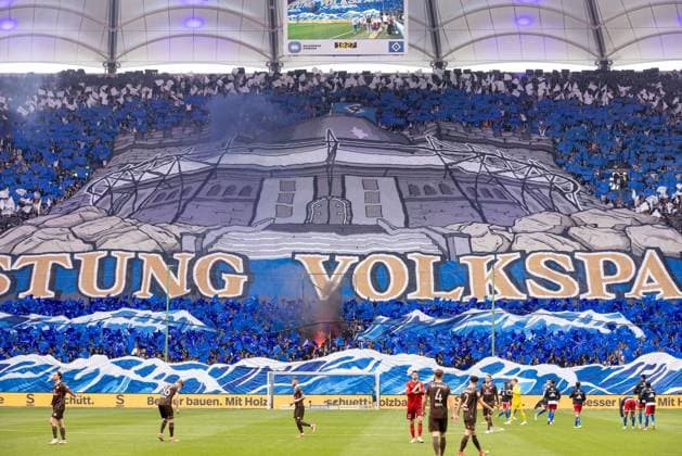 Hamburg, 3. Mai 2024 - Fußball, 2. Bundesliga 2023 24, Hamburger SV - FC St. Pauli: Choreografie der Fans des HSV DFL REGULATIONS PROHIBIT ANY USE OF PHOTOGRAPHS AS IMAGE SEQUENCES AND OR QUASI-VIDEO.