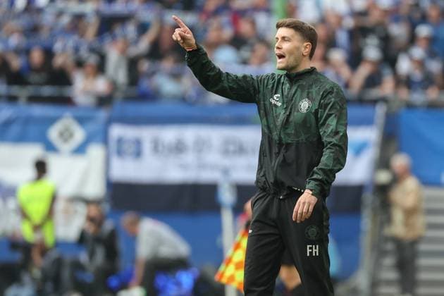 2. Bundesliga - Hamburger SV - FC St. Pauli am 03.05.2024 im Volksparkstadion in Hamburg Trainer Fabian Hürzeler Huerzeler Hurzeler (St. Pauli) gibt lautstark Anweisungen