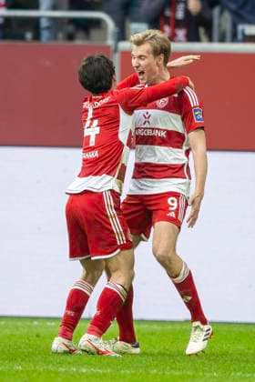 Fussball: 2. Bundesliga, Saison 2023 2024, 32. Spieltag, Fortuna Duesseldorf - 1. FC Nuernberg am 03.05.2024 in der Merkur Spiel-Arena in Duesseldorf. Ao Tanaka (Fortuna Duesseldorf, 04) springt den jubelnden Vincent Vermeij (Fortuna Duesseldorf, 09) an. Wichtiger Hinweis: Gemaess den Vorgaben der DFL Deutsche Fussball Liga bzw. des DFB Deutscher Fussball-Bund ist es untersagt, in dem Stadion und oder vom Spiel angefertigte Fotoaufnahmen in Form von Sequenzbildern und oder videoaehnlichen Fotostrecken zu verwerten bzw. verwerten zu lassen. Foto: Kirchner-Media TH