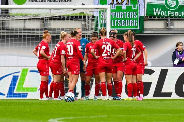 Fußball I Frauen I Saison 2023-2024 I Bundesliga I 20. Spieltag I VfL Wolfsburg - 1. FC Köln I 03.05.2024 Die Kölner Mannschaft kommt nach dem dritten Gegentreffer kurz zusammen Wolfsburg AOK Stadion Niedersachsen Deutschland Copyright: xLobeca InesxHähnelx