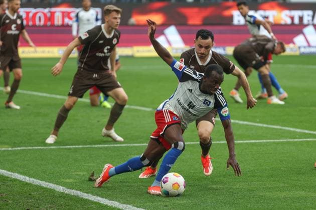 2. Bundesliga - Hamburger SV - FC St. Pauli am 03.05.2024 im Volksparkstadion in Hamburg Jean Luc Dompe (Hamburger SV 27) gegen Manolis Saliakas (St. Pauli 2)