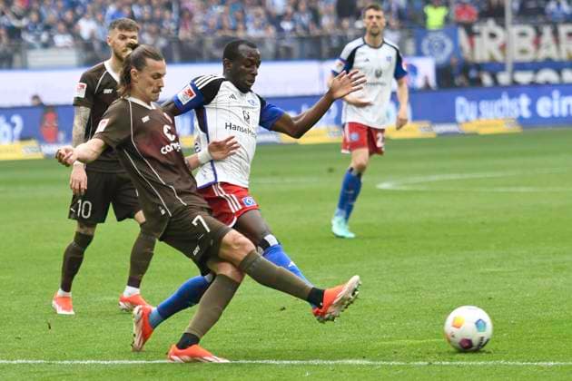 GER; 2. FBL,, Hamburger SV vs FC St.Pauli 03.05.2024, Volksparkstadion, Hamburg, GER; 2. FBL, Hamburger SV vs FC St.Pauli im Bild Jackson Irvine (Pauli 07) versucht sich gegen Jean-Luc Dompe (Hamburg 27 ) durchzusetzen