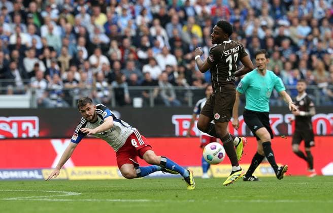 03.05.2024, Fussball 2. Bundesliga 2023 2024, 32. Spieltag, Hamburger SV - FC St. Pauli , im Volksparkstadion Hamburg. (L-R) Lukasz Poreba (Hamburg) gegen Oladapo Afolayan (FC St. Pauli)