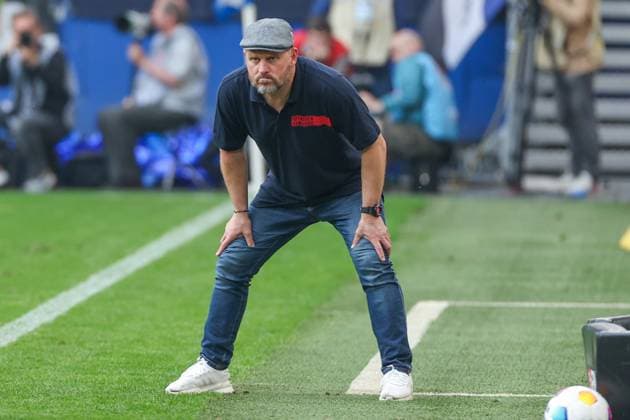 2. Bundesliga - Hamburger SV - FC St. Pauli am 03.05.2024 im Volksparkstadion in Hamburg Trainer Steffen Baumgart (Hamburger SV) in Lauerstellung