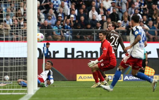 03.05.2024, Fussball 2. Bundesliga 2023 2024, 32. Spieltag, Hamburger SV - FC St. Pauli , im Volksparkstadion Hamburg. Ransford-Yeboah Königsdörffer (Hamburg) trifft nur den Torpfosten