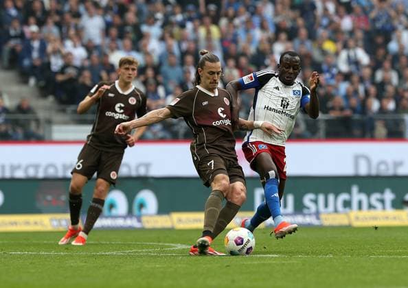03.05.2024, Fussball 2. Bundesliga 2023 2024, 32. Spieltag, Hamburger SV - FC St. Pauli , im Volksparkstadion Hamburg. (L-R) Jackson Irvine (FC St. Pauli) gegen Jean-Luc Dompe (Hamburg)