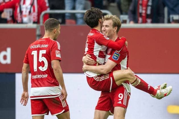 Fussball: 2. Bundesliga, Saison 2023 2024, 32. Spieltag, Fortuna Duesseldorf - 1. FC Nuernberg am 03.05.2024 in der Merkur Spiel-Arena in Duesseldorf. Ao Tanaka (Fortuna Duesseldorf, 04) hat den jubelnden Vincent Vermeij (Fortuna Duesseldorf, 09) angesprungen. Davor Tim Oberdorf (Fortuna Duesseldorf, 15). Wichtiger Hinweis: Gemaess den Vorgaben der DFL Deutsche Fussball Liga bzw. des DFB Deutscher Fussball-Bund ist es untersagt, in dem Stadion und oder vom Spiel angefertigte Fotoaufnahmen in Form von Sequenzbildern und oder videoaehnlichen Fotostrecken zu verwerten bzw. verwerten zu lassen. Foto: Kirchner-Media TH