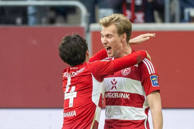 Fussball: 2. Bundesliga, Saison 2023 2024, 32. Spieltag, Fortuna Duesseldorf - 1. FC Nuernberg am 03.05.2024 in der Merkur Spiel-Arena in Duesseldorf. Ao Tanaka (Fortuna Duesseldorf, 04) springt den jubelnden Vincent Vermeij (Fortuna Duesseldorf, 09) an. Wichtiger Hinweis: Gemaess den Vorgaben der DFL Deutsche Fussball Liga bzw. des DFB Deutscher Fussball-Bund ist es untersagt, in dem Stadion und oder vom Spiel angefertigte Fotoaufnahmen in Form von Sequenzbildern und oder videoaehnlichen Fotostrecken zu verwerten bzw. verwerten zu lassen. Foto: Kirchner-Media TH