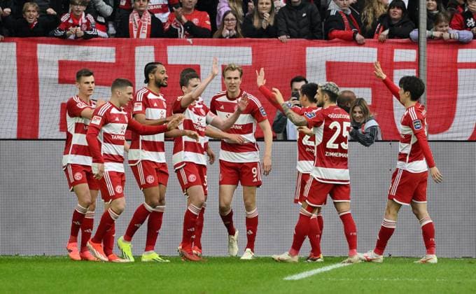 Jubel 1:0 Vincent Vermeij (Fortuna Duesseldorf), mi., wird gefeiert 03.05.2024, Fussball 2. Bundesliga, 32. Spieltag, Saison 2023 2024 Fortuna Düsseldorf - 1. FC Nürnberg Düsseldorf Nordrhein Westfalen Deutschland