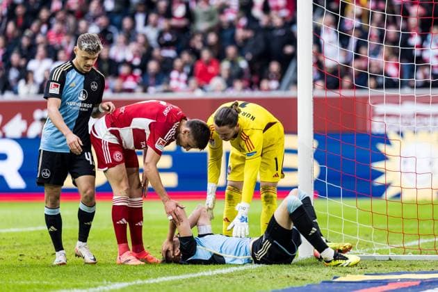2. Fussball Bundesliga: Fortuna Düsseldorf 1895 - 1. FC Nürnberg; 03.05.2024 Florian Hübner (1. FC Nürnberg, 19) muss behandelt werden 2. Fussball Bundesliga: Fortuna Düsseldorf 1895 - 1. FC Nürnberg, Düsseldorf, Merkur Spiel-Arena DFL REGULATIONS PROHIBIT ANY USE OF PHOTOGRAPHS AS IMAGE SEQUENCES AND OR QUASI-VIDEO.