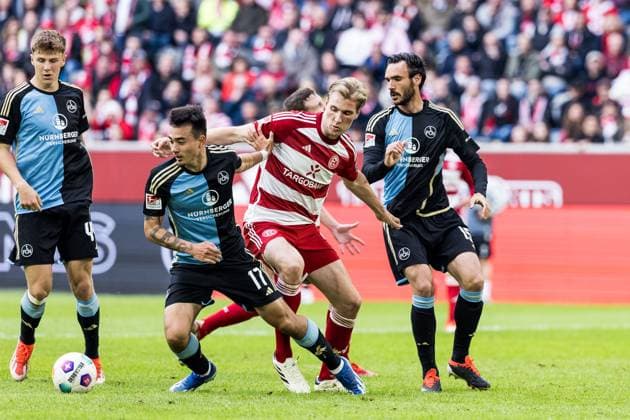 2. Fussball Bundesliga: Fortuna Düsseldorf 1895 - 1. FC Nürnberg; 03.05.2024 Zweikampf Jens Castrop (1. FC Nürnberg, 17), Vincent Vermeij (Fortuna Düsseldorf, 9) 2. Fussball Bundesliga: Fortuna Düsseldorf 1895 - 1. FC Nürnberg, Düsseldorf, Merkur Spiel-Arena DFL REGULATIONS PROHIBIT ANY USE OF PHOTOGRAPHS AS IMAGE SEQUENCES AND OR QUASI-VIDEO.