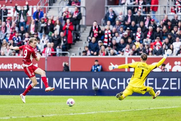 2. Fussball Bundesliga: Fortuna Düsseldorf 1895 - 1. FC Nürnberg; 03.05.2024 Vincent Vermeij (Fortuna Düsseldorf, 9) schießt das 2:0, Carl Klaus (1. FC Nürnberg, 1) hat keine Chance 2. Fussball Bundesliga: Fortuna Düsseldorf 1895 - 1. FC Nürnberg, Düsseldorf, Merkur Spiel-Arena DFL REGULATIONS PROHIBIT ANY USE OF PHOTOGRAPHS AS IMAGE SEQUENCES AND OR QUASI-VIDEO.