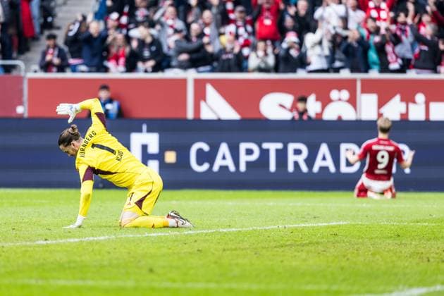 2. Fussball Bundesliga: Fortuna Düsseldorf 1895 - 1. FC Nürnberg; 03.05.2024 Carl Klaus (1. FC Nürnberg, 1) schlägt nach dem 2:0 frustriert auf den Boden 2. Fussball Bundesliga: Fortuna Düsseldorf 1895 - 1. FC Nürnberg, Düsseldorf, Merkur Spiel-Arena DFL REGULATIONS PROHIBIT ANY USE OF PHOTOGRAPHS AS IMAGE SEQUENCES AND OR QUASI-VIDEO.