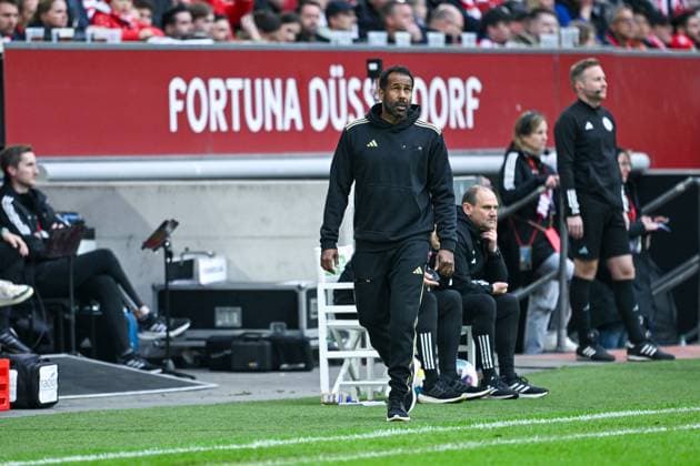 03.05.2024, Fussball, 2. Bundesliga, 32. Spieltag Saison 2023 2024, Fortuna Düsseldorf - 1. FC Nuernberg, Trainer Daniel Thioune (Fortuna Düsseldorf) schaut nach oben. xRHR-FOTO TKx