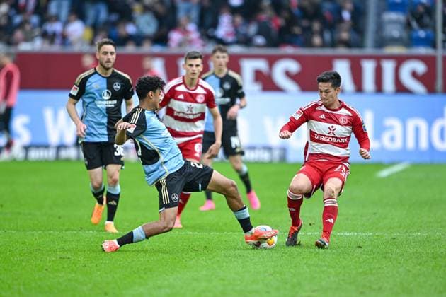 03.05.2024, Fussball, 2. Bundesliga, 32. Spieltag Saison 2023 2024, Fortuna Düsseldorf - 1. FC Nuernberg, Nathaniel Brown (1. FC Nürnberg), Shinta Karl Appelkamp (Fortuna Düsseldorf) xRHR-FOTO TKx