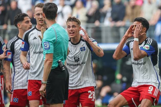 2. Bundesliga - Hamburger SV - FC St. Pauli am 03.05.2024 im Volksparkstadion in Hamburg Sebastian Schonlau (Hamburger SV 4) , Miro Muheim (Hamburger SV 28) und Robert Glatzel (Hamburger SV 9) diskutieren mit dem Schiedsrichter über das nicht gegeben Tor von Robert Glatzel (Hamburger SV 9) wegen einem Foulspiel