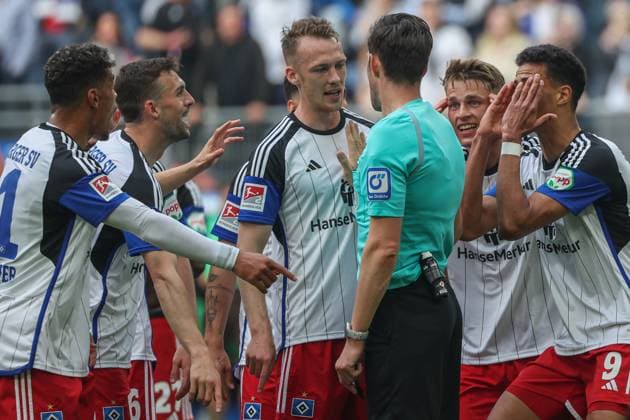 2. Bundesliga - Hamburger SV - FC St. Pauli am 03.05.2024 im Volksparkstadion in Hamburg Sebastian Schonlau (Hamburger SV 4) , Miro Muheim (Hamburger SV 28) und Robert Glatzel (Hamburger SV 9) diskutieren mit dem Schiedsrichter über das nicht gegeben Tor von Robert Glatzel (Hamburger SV 9) wegen einem Foulspiel