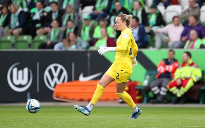 VfL vs. Köln, BL Frauen Wolfsburg, 03.05.2024, FUßBALL - VfL Wolfsburg vs. 1. FC Köln, Google Pixel Frauen-Bundesliga, Saison 2023 24.Torfrau Lisa Schmitz (VfL Wolfsburg) Wolfsburg
