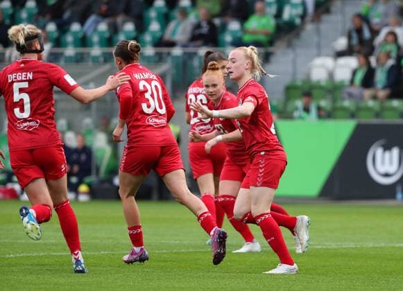 VfL vs. Köln, BL Frauen Wolfsburg, 03.05.2024, FUßBALL - VfL Wolfsburg vs. 1. FC Köln, Google Pixel Frauen-Bundesliga, Saison 2023 24.Anna Gerhardt (Köln)jubelt mit der Mannschaft nach ihrem Tor zum 4:1 Wolfsburg