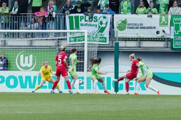Wolfsburg, Deutschland 03. Mai 2024: 1. BL - Frauen - 2023 2024 - VfL Wolfsburg vs. 1. FC Köln Im Bild: Anna Gerhardt (Koeln) macht das Tor zum 4:1 DFB regulations prohibit any use of photographs as image sequences and or quasi-video AOK Stadion Niedersachsen Copyright: xFotostandx xNiewelerx