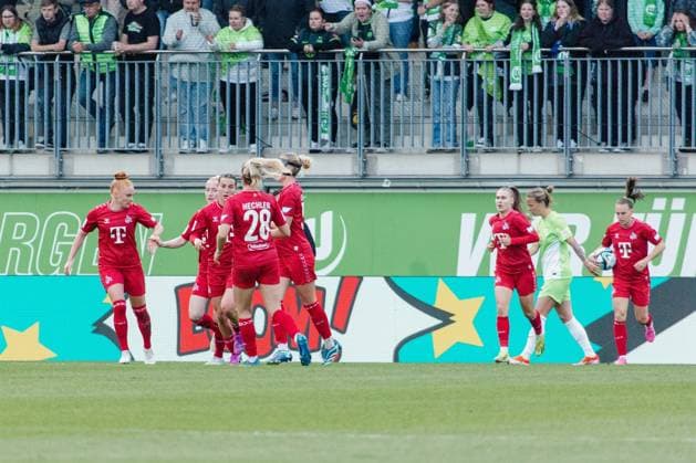 Wolfsburg, Deutschland 03. Mai 2024: 1. BL - Frauen - 2023 2024 - VfL Wolfsburg vs. 1. FC Köln Im Bild: Jasmin Pal (Koeln) jubelt nach ihrem Tor zum 4:1 mit ihren Mannschaftskollegen, DFB regulations prohibit any use of photographs as image sequences and or quasi-video AOK Stadion Niedersachsen Copyright: xFotostandx xNiewelerx