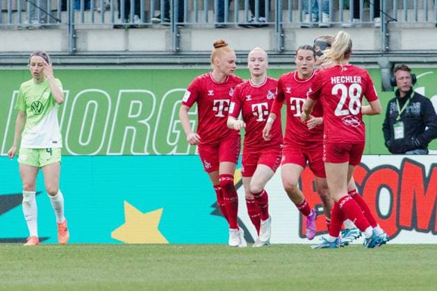 Wolfsburg, Deutschland 03. Mai 2024: 1. BL - Frauen - 2023 2024 - VfL Wolfsburg vs. 1. FC Köln Im Bild: Jasmin Pal (Koeln) jubelt nach ihrem Tor zum 4:1 mit ihren Mannschaftskollegen, DFB regulations prohibit any use of photographs as image sequences and or quasi-video AOK Stadion Niedersachsen Copyright: xFotostandx xNiewelerx