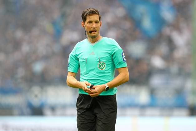 03.05.2024, xtgx, Fussball - 2.Bundesliga, Hamburger SV - FC St.Pauli emspor, v.l. Schiedsrichter, Schiri, referee Dr. Matthias Jöllenbeck (DFL DFB REGULATIONS PROHIBIT ANY USE OF PHOTOGRAPHS as IMAGE SEQUENCES and or QUASI-VIDEO) Hamburg