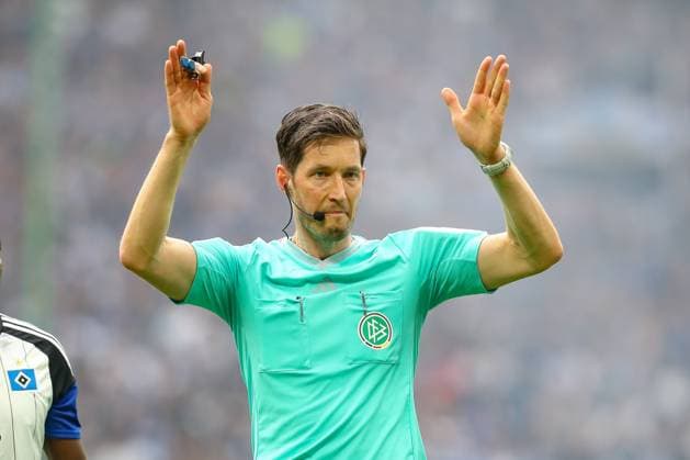 03.05.2024, xtgx, Fussball - 2.Bundesliga, Hamburger SV - FC St.Pauli emspor, v.l. Schiedsrichter, Schiri, referee Dr. Matthias Jöllenbeck gibt Anweisungen, gestikuliert mit den Armen, gesticulate, gives instructions (DFL DFB REGULATIONS PROHIBIT ANY USE OF PHOTOGRAPHS as IMAGE SEQUENCES and or QUASI-VIDEO) Hamburg