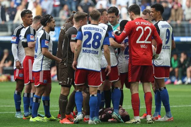 2. Bundesliga - Hamburger SV - FC St. Pauli am 03.05.2024 im Volksparkstadion in Hamburg Rudelbildung beider Mannschaften nach einem Foul von Robert Glatzel (Hamburger SV 9) an Manolis Saliakas (St. Pauli 2)