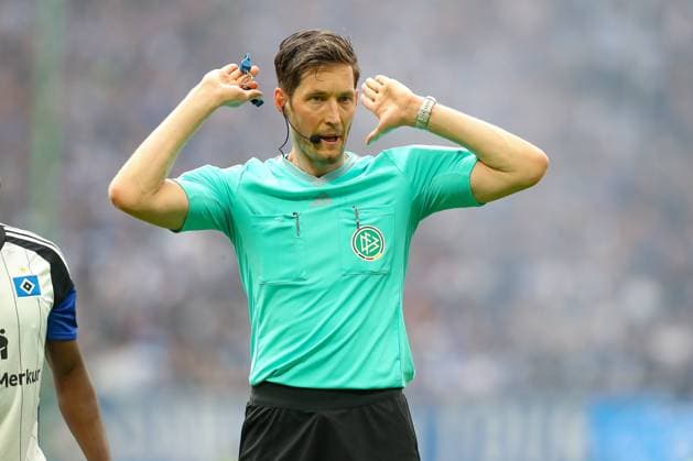 03.05.2024, xtgx, Fussball - 2.Bundesliga, Hamburger SV - FC St.Pauli emspor, v.l. Schiedsrichter, Schiri, referee Dr. Matthias Jöllenbeck (DFL DFB REGULATIONS PROHIBIT ANY USE OF PHOTOGRAPHS as IMAGE SEQUENCES and or QUASI-VIDEO) Hamburg