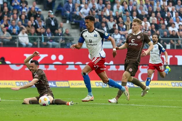 03.05.2024, xtgx, Fussball - 2.Bundesliga, Hamburger SV - FC St.Pauli emspor, v.l. David Nemeth (St Pauli, 4), Robert Glatzel (HSV, 9), Jonas Meffert (HSV, 23), Sebastian Schonlau (HSV, 4), Jackson Irvine (St Pauli, 7) diskutieren mit Schiedsrichter, Schiri, referee Dr. Matthias Jöllenbeck (DFL DFB REGULATIONS PROHIBIT ANY USE OF PHOTOGRAPHS as IMAGE SEQUENCES and or QUASI-VIDEO) Hamburg
