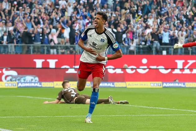 03.05.2024, xtgx, Fussball - 2.Bundesliga, Hamburger SV - FC St.Pauli emspor, v.l. David Nemeth (St Pauli, 4), Robert Glatzel (HSV, 9), Jonas Meffert (HSV, 23), Sebastian Schonlau (HSV, 4), Jackson Irvine (St Pauli, 7) diskutieren mit Schiedsrichter, Schiri, referee Dr. Matthias Jöllenbeck (DFL DFB REGULATIONS PROHIBIT ANY USE OF PHOTOGRAPHS as IMAGE SEQUENCES and or QUASI-VIDEO) Hamburg