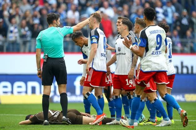 03.05.2024, xtgx, Fussball - 2.Bundesliga, Hamburger SV - FC St.Pauli emspor, v.l. Spieler vom HSV diskutieren mit Schiedsrichter, Schiri, referee Dr. Matthias Jöllenbeck (DFL DFB REGULATIONS PROHIBIT ANY USE OF PHOTOGRAPHS as IMAGE SEQUENCES and or QUASI-VIDEO) Hamburg
