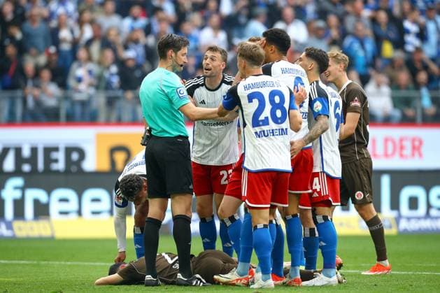 03.05.2024, xtgx, Fussball - 2.Bundesliga, Hamburger SV - FC St.Pauli emspor, v.l. Spieler vom HSV diskutieren mit Schiedsrichter, Schiri, referee Dr. Matthias Jöllenbeck (DFL DFB REGULATIONS PROHIBIT ANY USE OF PHOTOGRAPHS as IMAGE SEQUENCES and or QUASI-VIDEO) Hamburg