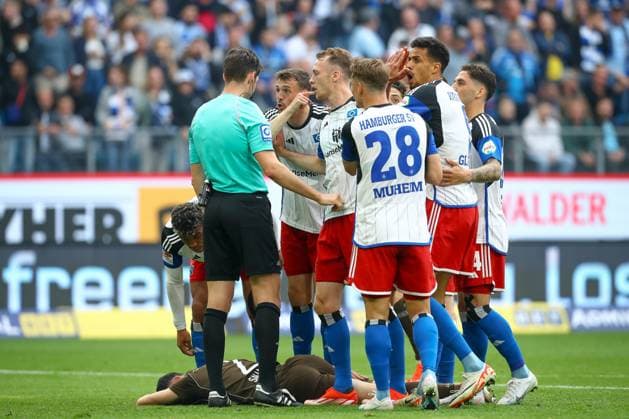 03.05.2024, xtgx, Fussball - 2.Bundesliga, Hamburger SV - FC St.Pauli emspor, v.l. Spieler vom HSV diskutieren mit Schiedsrichter, Schiri, referee Dr. Matthias Jöllenbeck (DFL DFB REGULATIONS PROHIBIT ANY USE OF PHOTOGRAPHS as IMAGE SEQUENCES and or QUASI-VIDEO) Hamburg
