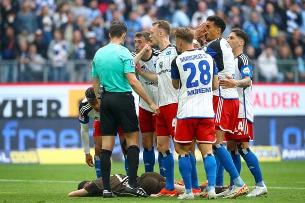 03.05.2024, xtgx, Fussball - 2.Bundesliga, Hamburger SV - FC St.Pauli emspor, v.l. Spieler vom HSV diskutieren mit Schiedsrichter, Schiri, referee Dr. Matthias Jöllenbeck (DFL DFB REGULATIONS PROHIBIT ANY USE OF PHOTOGRAPHS as IMAGE SEQUENCES and or QUASI-VIDEO) Hamburg