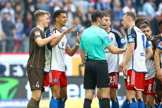 03.05.2024, xtgx, Fussball - 2.Bundesliga, Hamburger SV - FC St.Pauli emspor, v.l. David Nemeth (St Pauli, 4), Robert Glatzel (HSV, 9), Jonas Meffert (HSV, 23), Sebastian Schonlau (HSV, 4) diskutieren mit Schiedsrichter, Schiri, referee Dr. Matthias Jöllenbeck (DFL DFB REGULATIONS PROHIBIT ANY USE OF PHOTOGRAPHS as IMAGE SEQUENCES and or QUASI-VIDEO) Hamburg