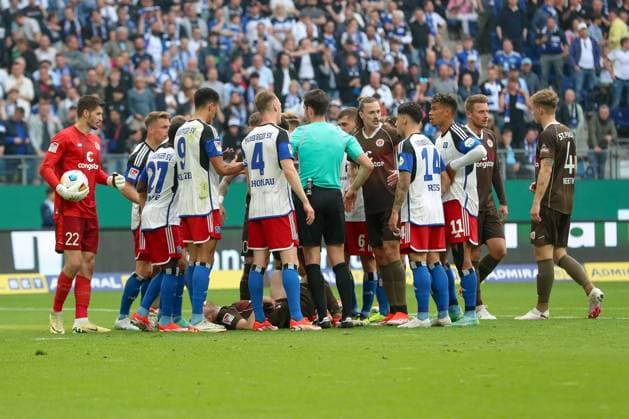 03.05.2024, xtgx, Fussball - 2.Bundesliga, Hamburger SV - FC St.Pauli emspor, v.l. David Nemeth (St Pauli, 4), Robert Glatzel (HSV, 9), Jonas Meffert (HSV, 23), Sebastian Schonlau (HSV, 4), Jackson Irvine (St Pauli, 7) diskutieren mit Schiedsrichter, Schiri, referee Dr. Matthias Jöllenbeck (DFL DFB REGULATIONS PROHIBIT ANY USE OF PHOTOGRAPHS as IMAGE SEQUENCES and or QUASI-VIDEO) Hamburg