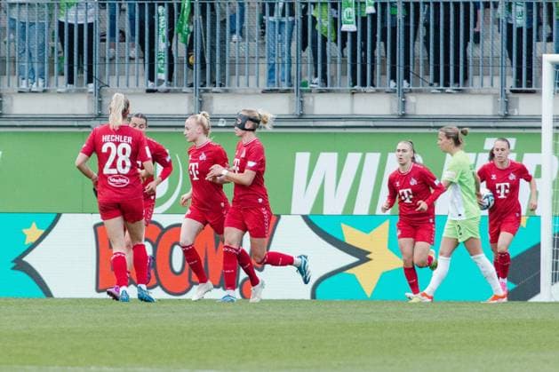 Wolfsburg, Deutschland 03. Mai 2024: 1. BL - Frauen - 2023 2024 - VfL Wolfsburg vs. 1. FC Köln Im Bild: Jasmin Pal (Koeln) jubelt nach ihrem Tor zum 4:1 mit ihren Mannschaftskollegen, DFB regulations prohibit any use of photographs as image sequences and or quasi-video AOK Stadion Niedersachsen Copyright: xFotostandx xNiewelerx