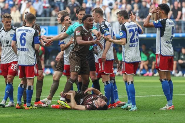 2. Bundesliga - Hamburger SV - FC St. Pauli am 03.05.2024 im Volksparkstadion in Hamburg Rudelbildung beider Mannschaften nach einem Foul von Robert Glatzel (Hamburger SV 9) an Manolis Saliakas (St. Pauli 2)
