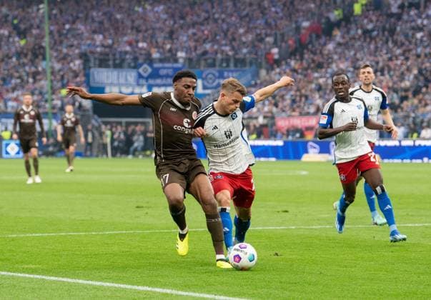 Fussball, Herren, Saison 2023 2024, 2. Bundesliga (32. Spieltag), Hamburger SV - FC St. Pauli, v.l. Oladapo Afolayan (FC St. Pauli), Miro Muheim (HSV), Jean-Luc Dompe (HSV), 03.05. 2024,