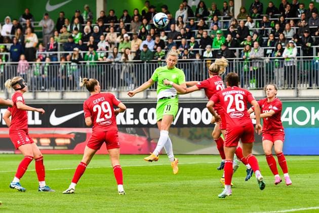 Fußball I Frauen I Saison 2023-2024 I Bundesliga I 20. Spieltag I VfL Wolfsburg - 1. FC Köln I 03.05.2024 Alexandra Popp (11, VfL Wolfsburg) steigt zum Kopfball hoch Wolfsburg AOK Stadion Niedersachsen Deutschland Copyright: xLobeca InesxHähnelx