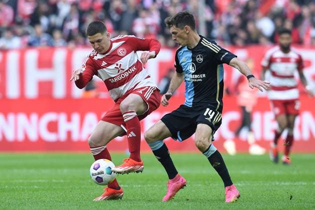 Fußball 2. Bundesliga 32. Spieltag Fortuna Düsseldorf - 1. FC Nürnberg am 03.05.2024 in der Merkur Spiel-Arena in Düsseldorf Christos Tzolis ( Düsseldorf ), links - Benjamin Goller ( Nürnberg ), rechts DFL regulations prohibit any use of photographs as image sequences and or quasi-video.