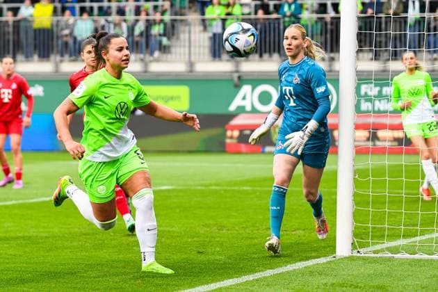 Fußball I Frauen I Saison 2023-2024 I Bundesliga I 20. Spieltag I VfL Wolfsburg - 1. FC Köln I 03.05.2024 Lena Sophie Oberdorf (5, VfL Wolfsburg) erreicht den Ball nicht mehr rechtzeitig vor der Torauslinie, Glück für Jasmin Pal (1, 1. FC Köln, Torwart) Wolfsburg AOK Stadion Niedersachsen Deutschland Copyright: xLobeca InesxHähnelx