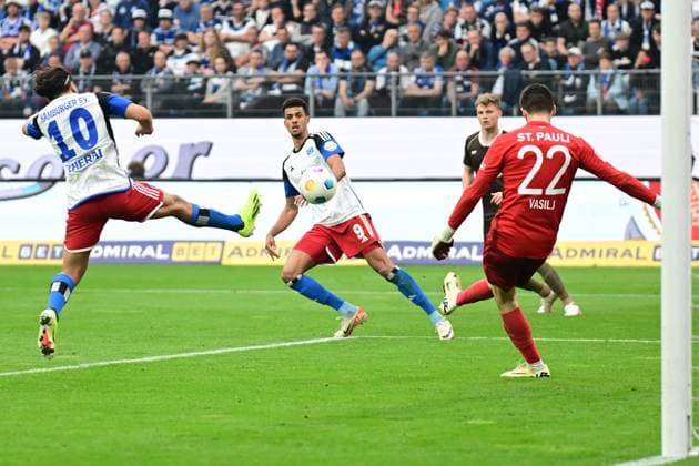 Fußball I Herren I 2023-2024 I 2. Bundesliga I 32. Spieltag I Hamburger SV - FC St. Pauli I 3.5.2024 Immanuel Pherai (10, Hamburger SV) und Robert Glatzel (9, Hamburger SV) bedrängen Nikola Vasilj (22, FC St. Pauli) Hamburg Volksparkstadion Hamburg Deutschland