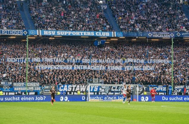 Fussball, Herren, Saison 2023 2024, 2. Bundesliga (32. Spieltag), Hamburger SV - FC St. Pauli, Fans vom HSV mit Transparenten: Identität und Konstanz statt große Namen und einfache Lösungen. Strippenzieher entmachten, Kühne verpiss dich!, 03.05. 2024,