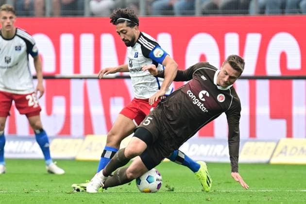 Fußball I Herren I 2023-2024 I 2. Bundesliga I 32. Spieltag I Hamburger SV - FC St. Pauli I 3.5.2024 Zweikampf: Immanuel Pherai (10, Hamburger SV) und Hauke Wahl (5, FC St. Pauli) Hamburg Volksparkstadion Hamburg Deutschland