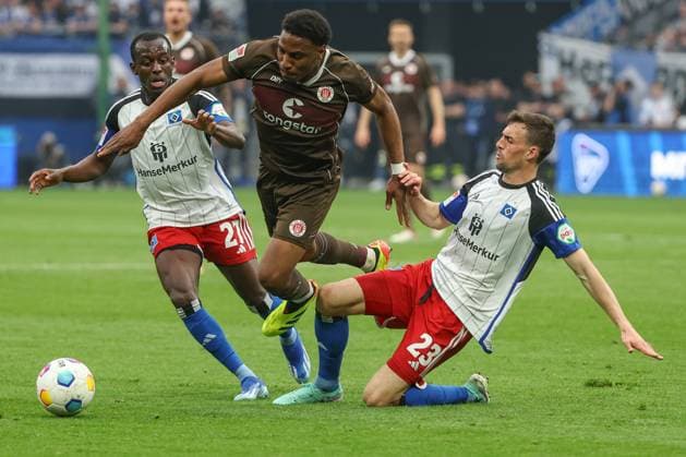 2. Bundesliga - Hamburger SV - FC St. Pauli am 03.05.2024 im Volksparkstadion in Hamburg Oladapo Afolayan (St. Pauli 17) gegen Jean Luc Dompe (Hamburger SV 27) und Jonas Meffert (Hamburger SV 23)