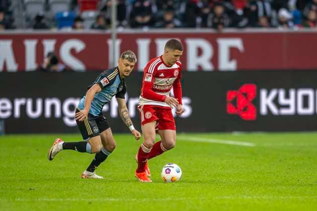 Fussball: 2. Bundesliga, Saison 2023 2024, 32. Spieltag, Fortuna Duesseldorf - 1. FC Nuernberg am 03.05.2024 in der Merkur Spiel-Arena in Duesseldorf. Zweikampf zwischen Jannik Hofmann (1. FC Nuernberg, 43) und Cristos Tzolis (Fortuna Duesseldorf, 07). Wichtiger Hinweis: Gemaess den Vorgaben der DFL Deutsche Fussball Liga bzw. des DFB Deutscher Fussball-Bund ist es untersagt, in dem Stadion und oder vom Spiel angefertigte Fotoaufnahmen in Form von Sequenzbildern und oder videoaehnlichen Fotostrecken zu verwerten bzw. verwerten zu lassen. Foto: Kirchner-Media TH